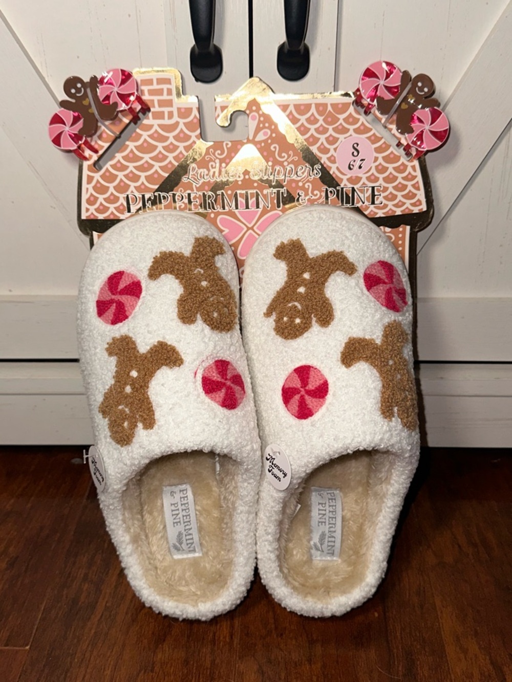 Peppermint & Pine Gingerbread Man Candy Slipper Set with Claw Clips